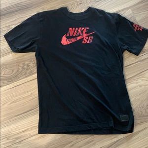 Black Nike SB tee